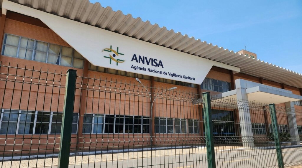 Anvisa proíbe fabricação e venda de cosméticos sem registro, reforçando segurança do consumidor