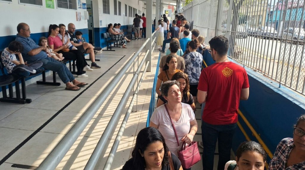 Paulistanos formam longas filas em corrida por vacina contra sarampo