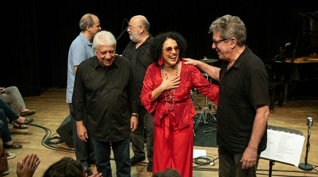 TV Brasil exibe show inédito com releitura afetiva da obra de Caetano Veloso