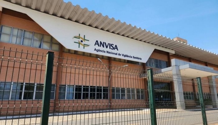 Anvisa proíbe fabricação e venda de cosméticos sem registro, reforçando segurança do consumidor