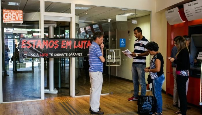 Bancários iniciam paralisação nacional de 24 horas por melhores condições