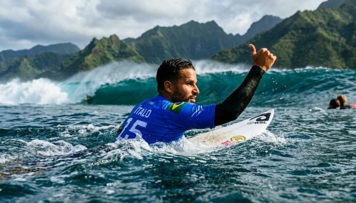 Ítalo Ferreira brilha em Teahupo'o e avança às semifinais da WSL no Taiti