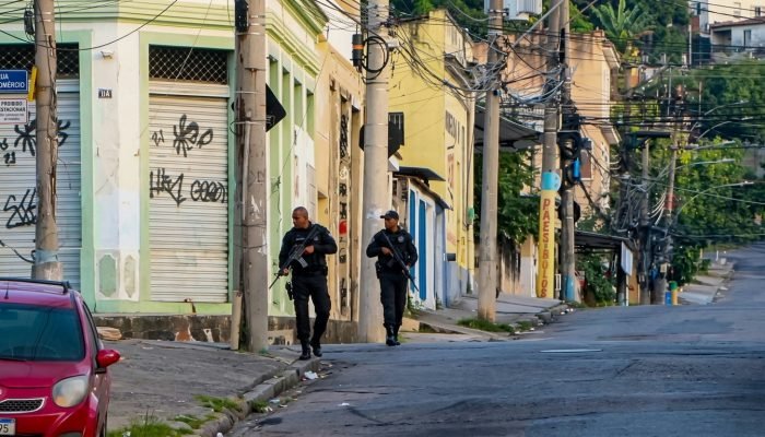 Megaoperação policial no Rio de Janeiro combate Comando Vermelho com prisões e confrontos