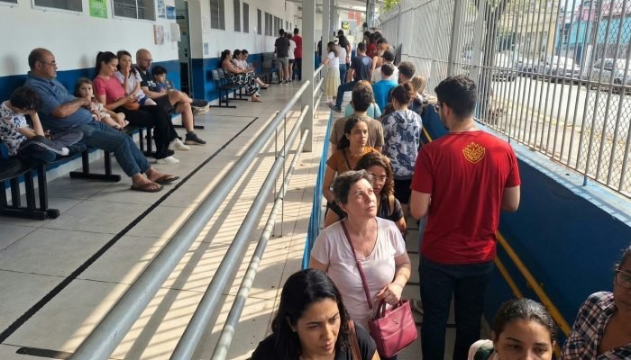 Paulistanos formam longas filas em corrida por vacina contra sarampo