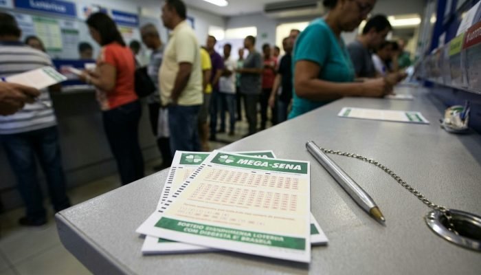 Prêmio da Mega-sena dispara para R$ 50 milhões e atrai apostadores; veja os números sorteados