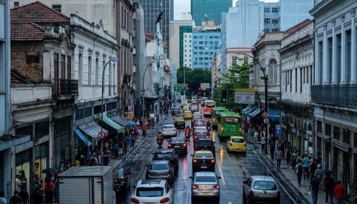 Seguro auto eleitoral: alerta sobre riscos de perder a cobertura com adesivos de campanha