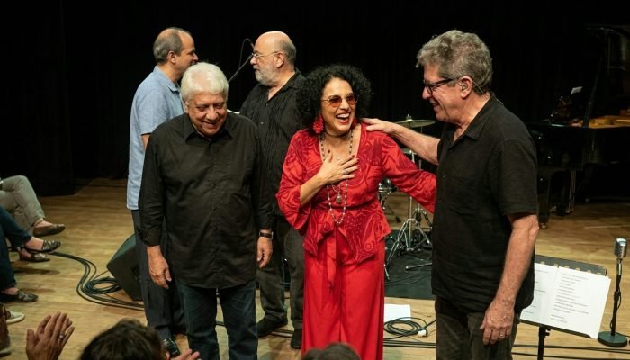 TV Brasil exibe show inédito com releitura afetiva da obra de Caetano Veloso